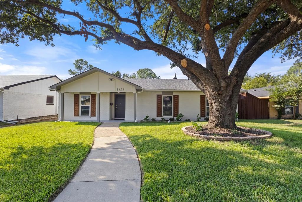 1528 Carnation Drive, Lewisville