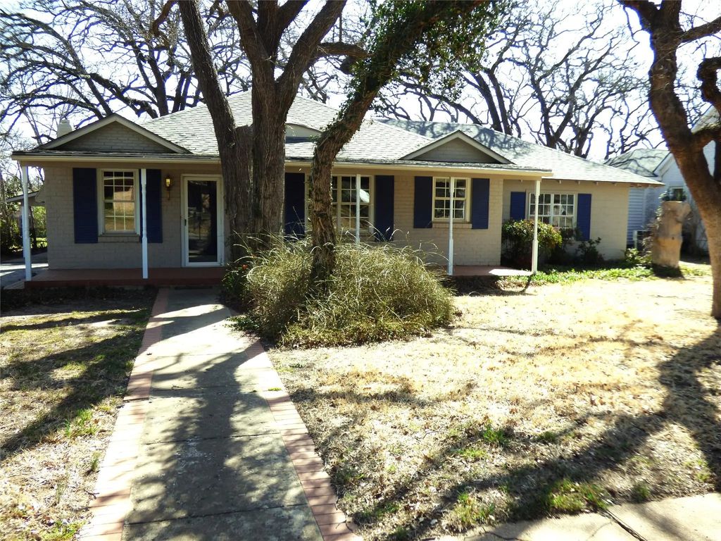 302 S Hillcrest Avenue, Eastland