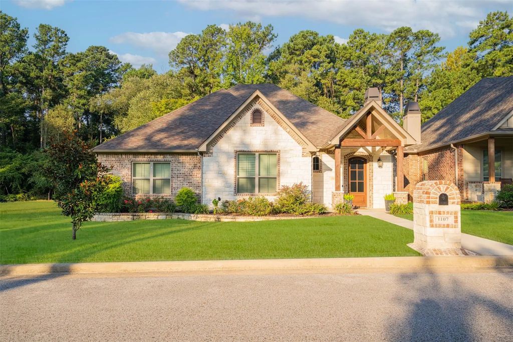 1107 Victoria Drive, Longview