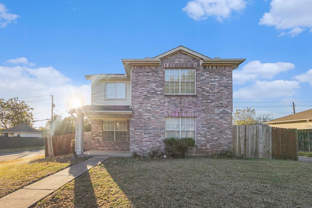 2703 Clayton Oaks Drive, Dallas