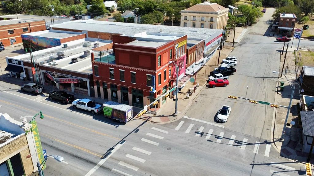 302 N Oak Avenue, Mineral Wells