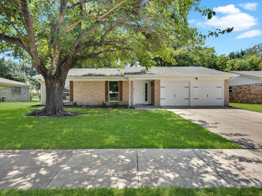 705 Sue Ann Lane, Burleson