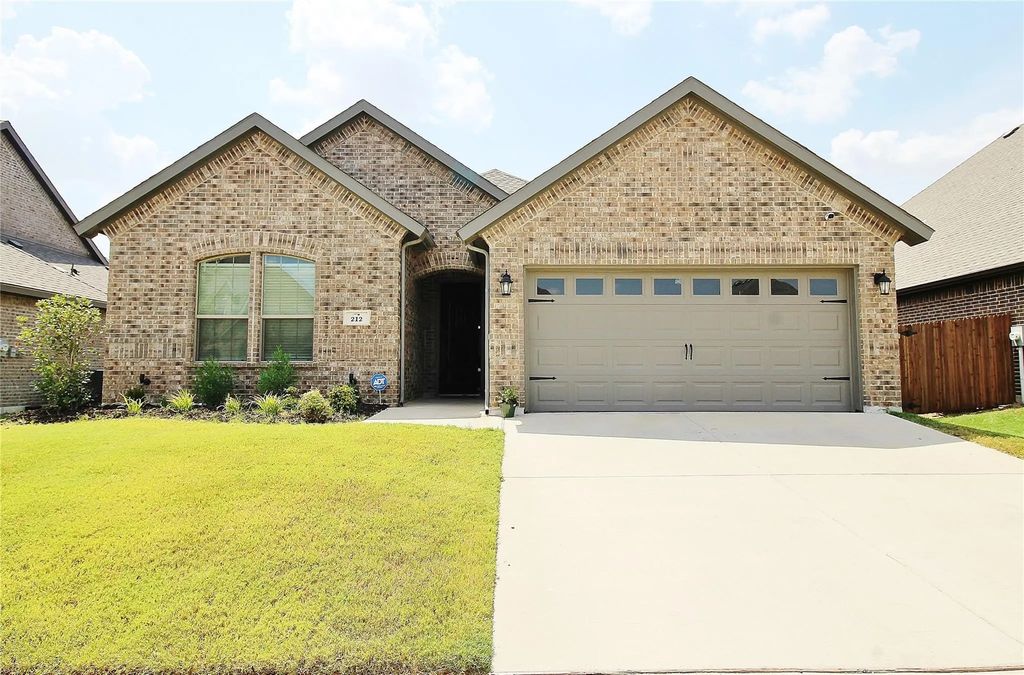 212 Wolf Creek Drive, Waxahachie