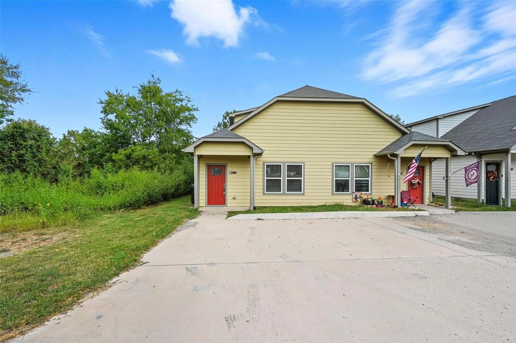 411 E Elm Street 411, Denison