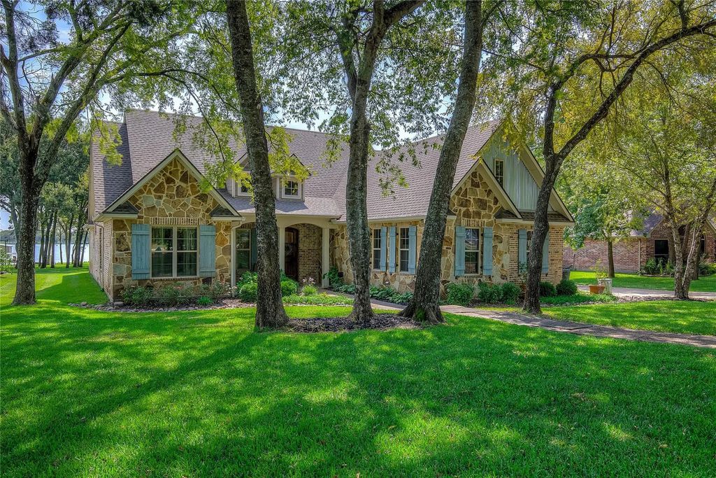 560 Center Drive, Point