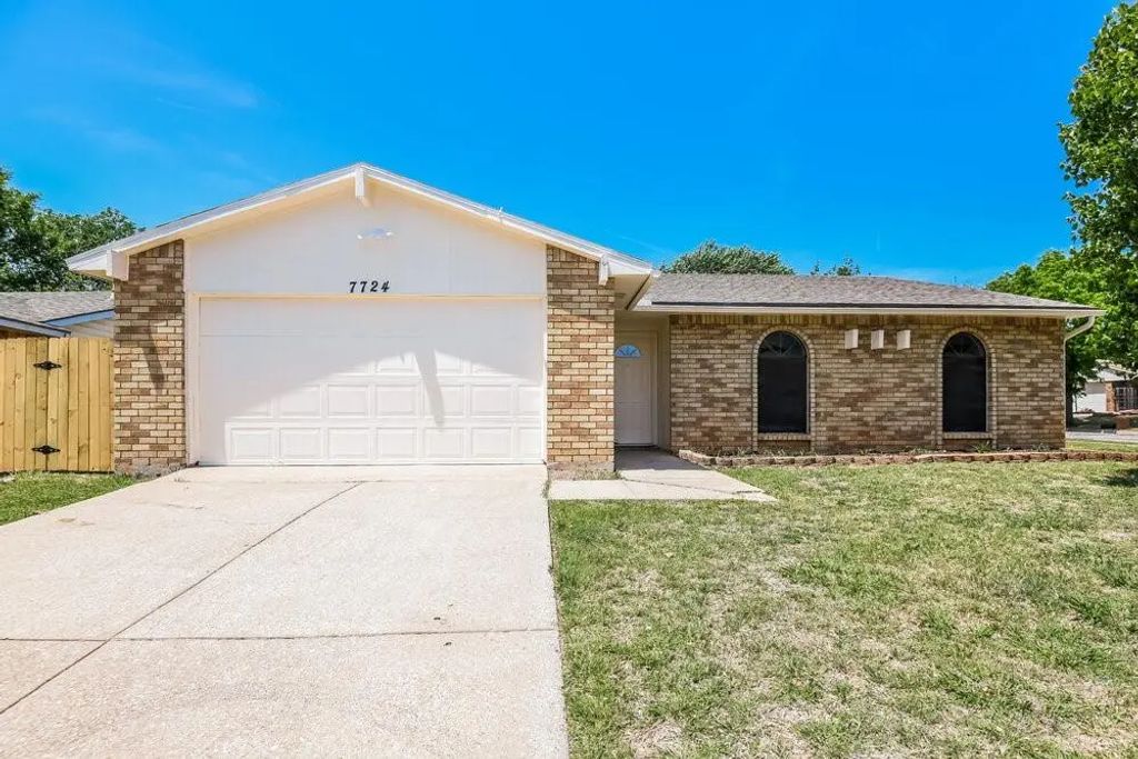 7724 Whirlwind Drive, Fort Worth