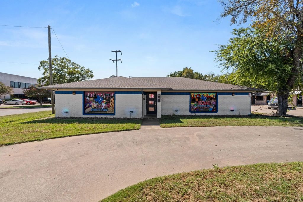 901 W Ennis Avenue, Ennis