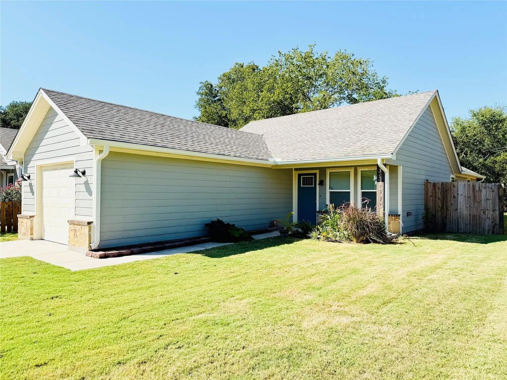 317 Chase Avenue, Cleburne