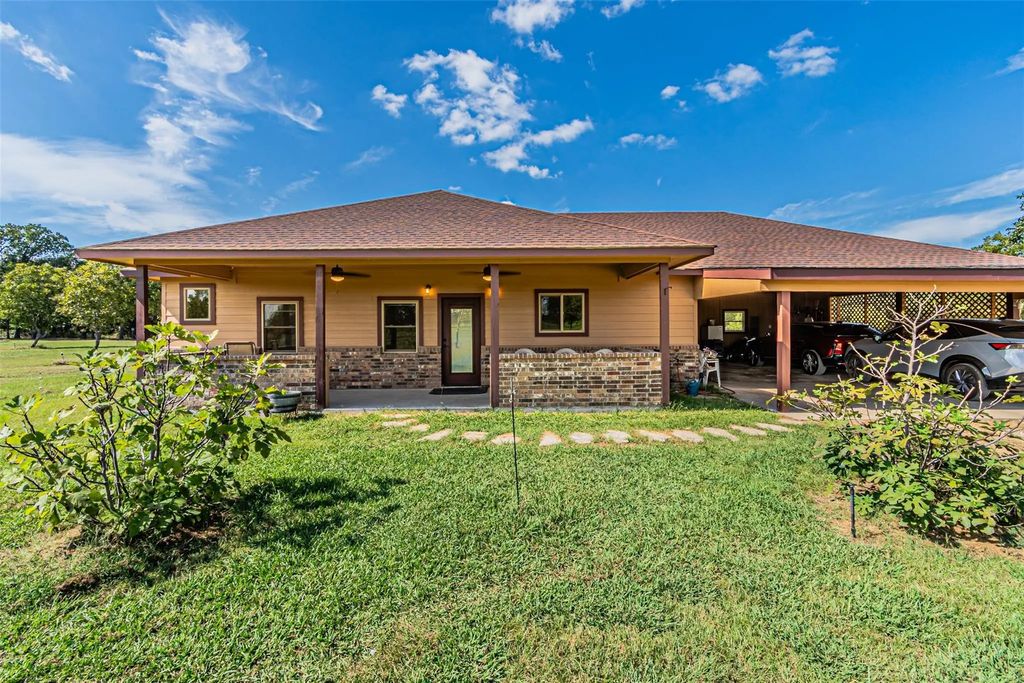 102 Private Road 215, Fairfield