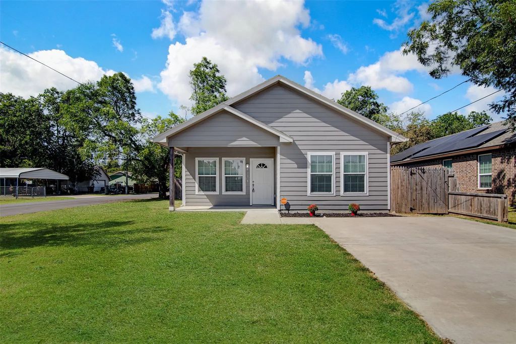 427 Sabine Avenue, Cleburne