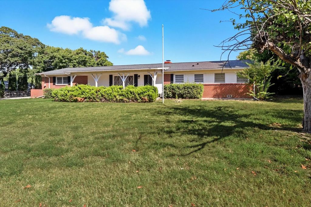 8008 Llano Avenue, Benbrook