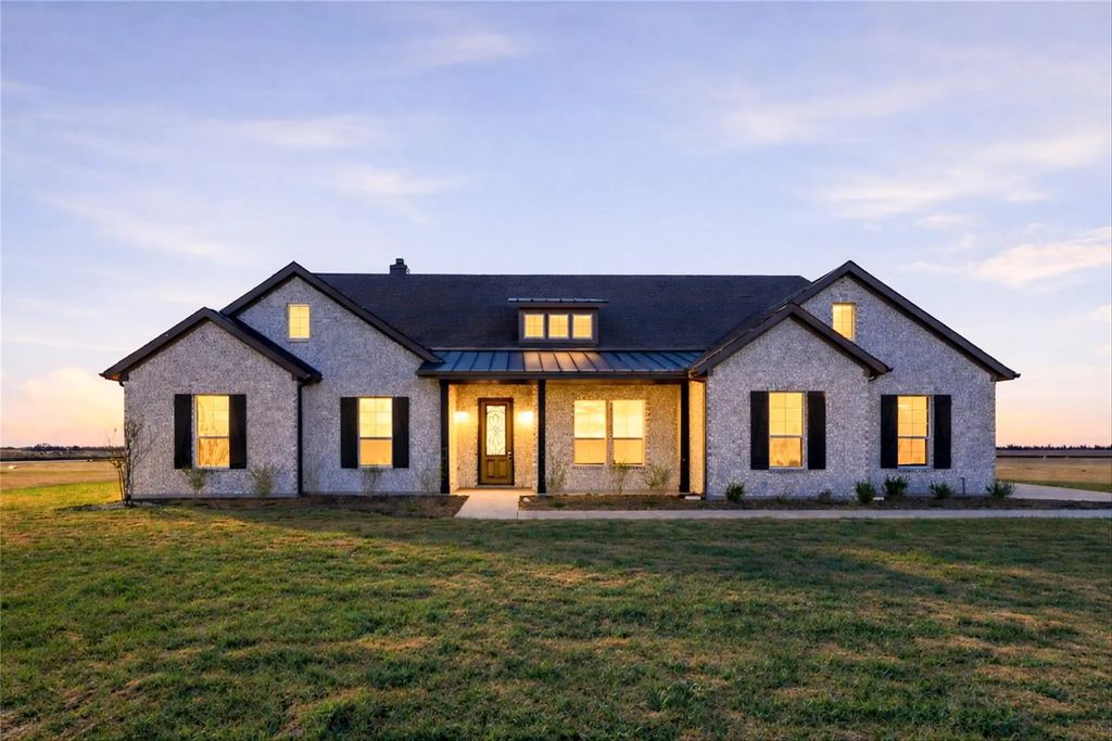 2020 County Road 200, Valley View