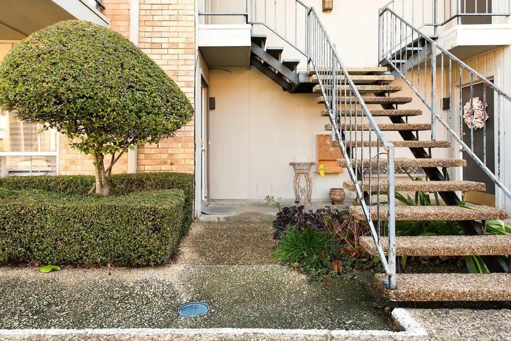 10228 Regal Oaks Drive A, Dallas