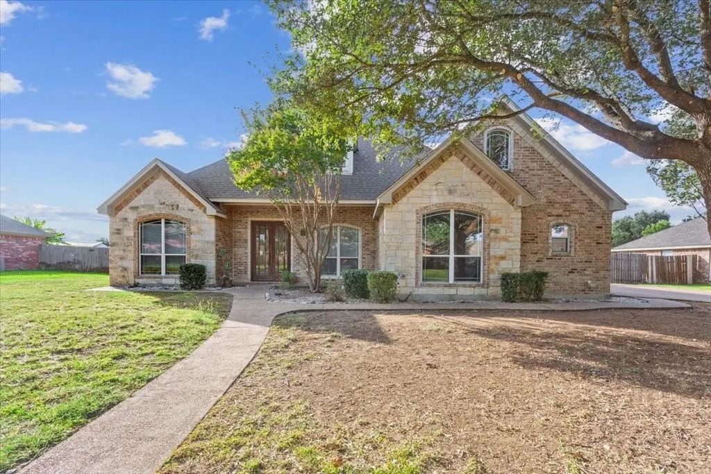 904 Erica Drive, Hewitt