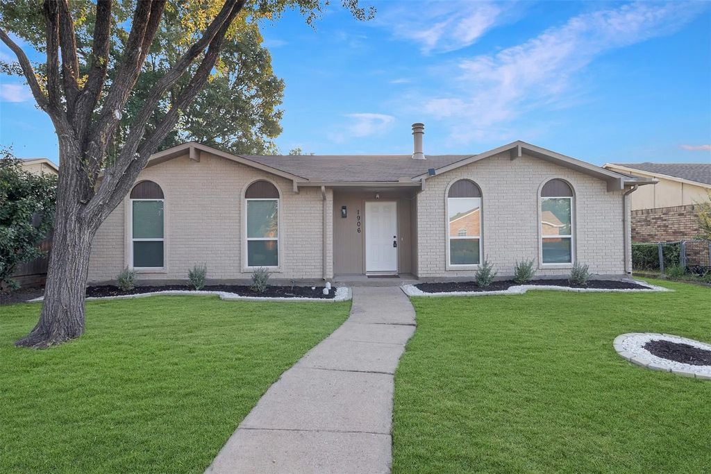 1906 Glencrest Lane, Garland