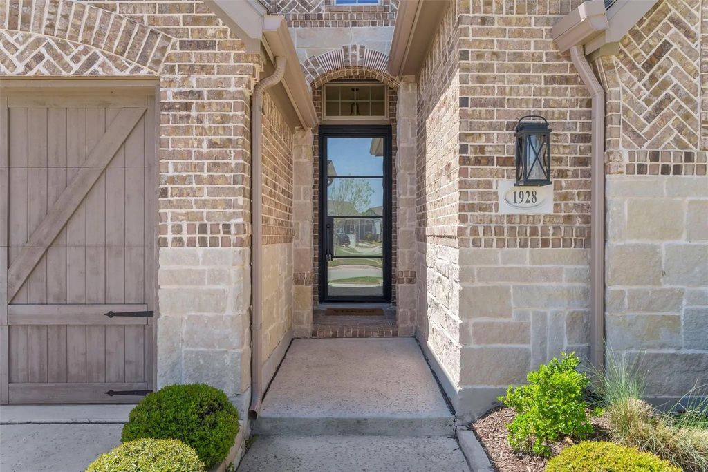 1928 Crested Ridge Road, Fort Worth