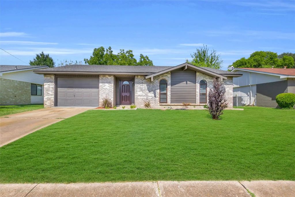 710 Country Lane, Grand Prairie