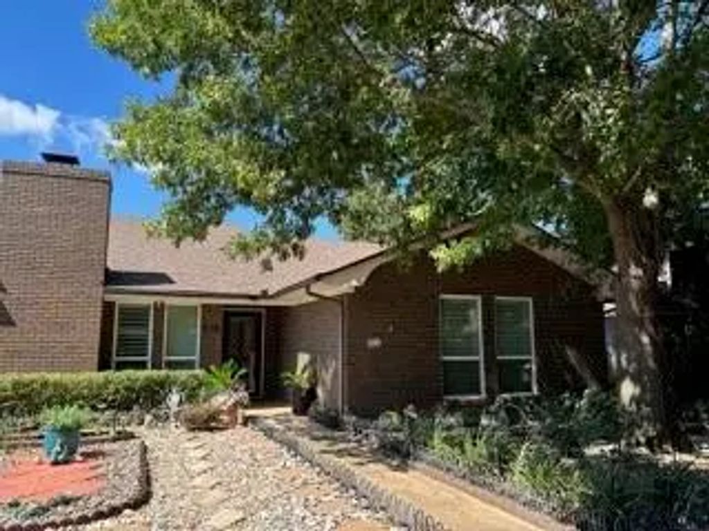 638 St Charles Court, Arlington