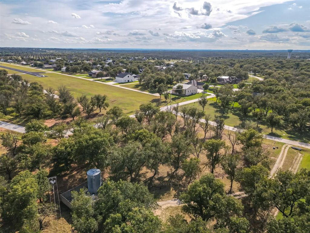 906 E Landings Drive, Granbury