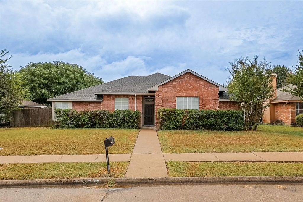 1106 Rosewood Lane, Lancaster