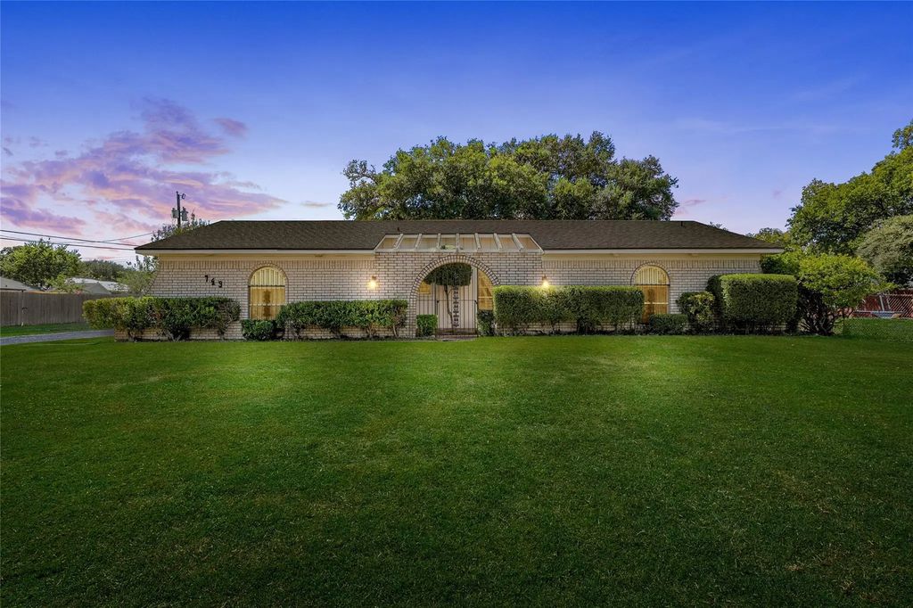 749 Castleman Creek Road, Hewitt