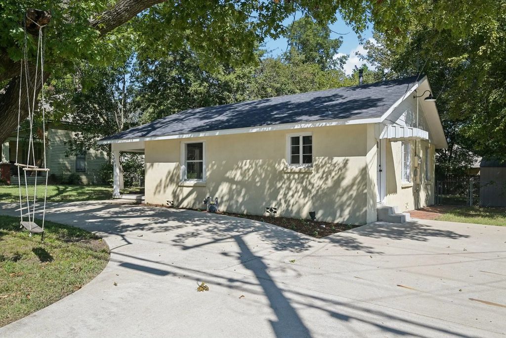 608 W High Street, Terrell