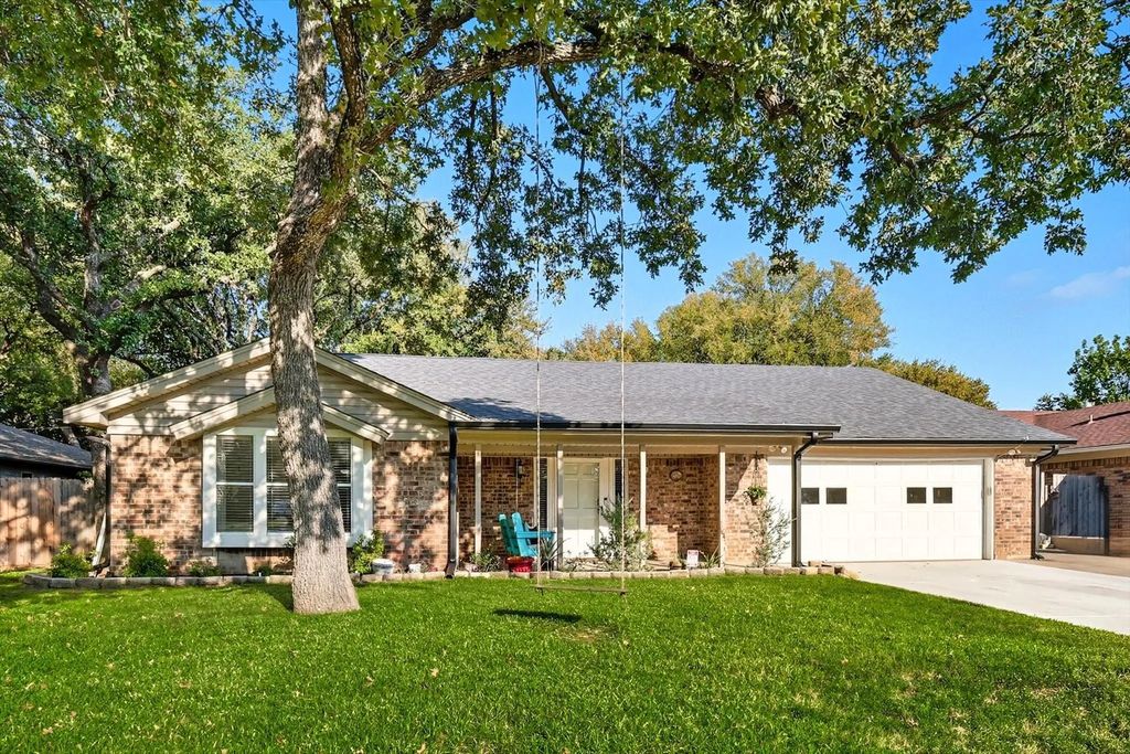 2908 Steve Drive, Hurst
