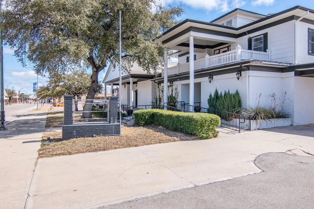 800 Center Avenue, Brownwood