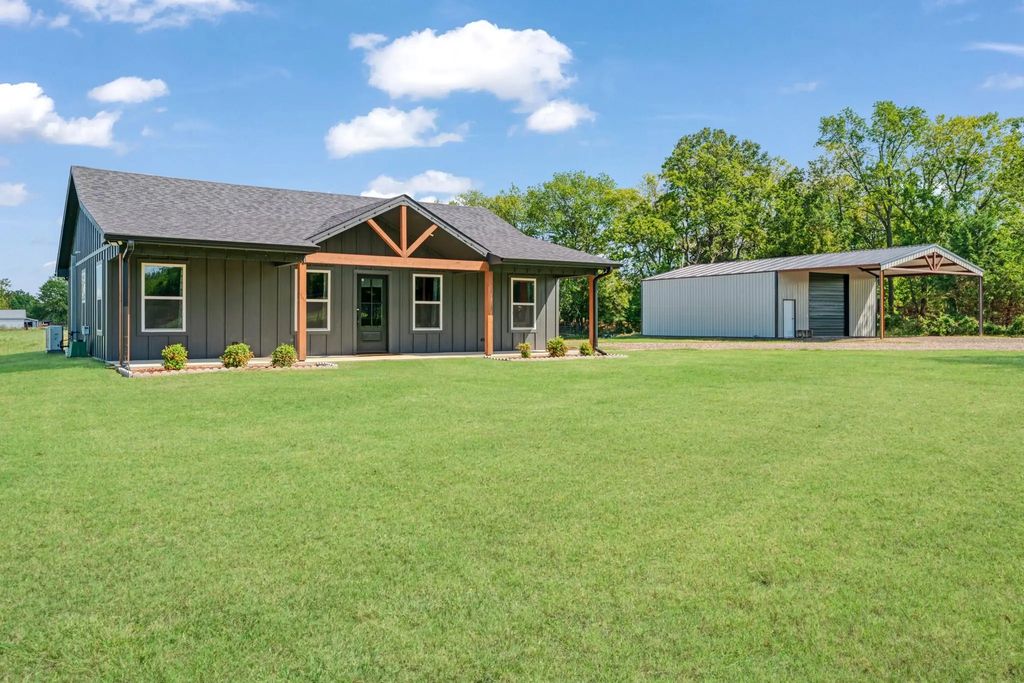 302 County Road 43830, Paris