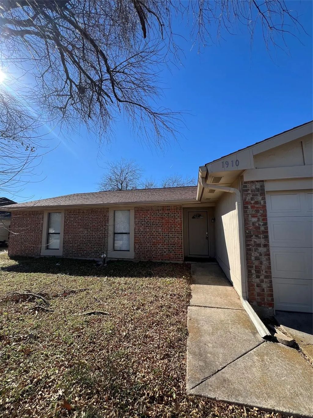 1910 Whiteoak Drive, Garland