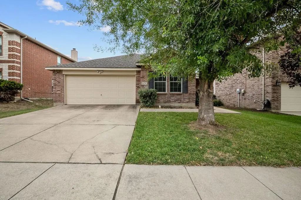 9216 White Swan Place, Fort Worth