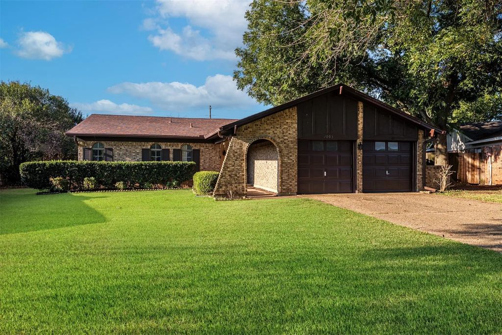 2003 Pebblecreek Drive, Cleburne