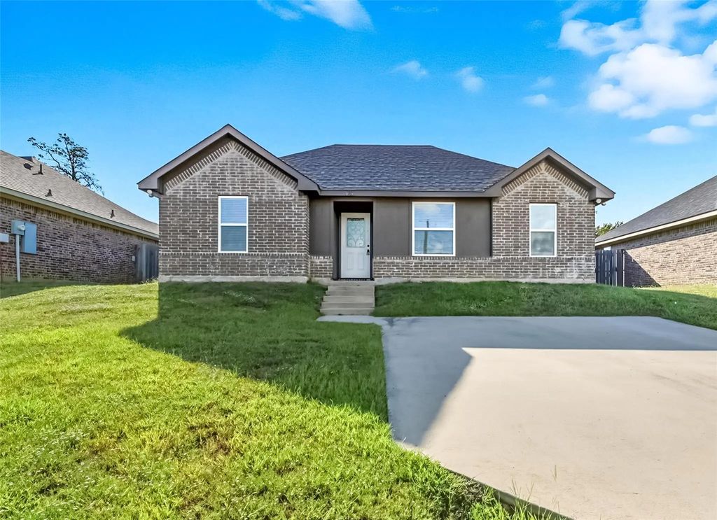 913 N Barrett Avenue, Denison
