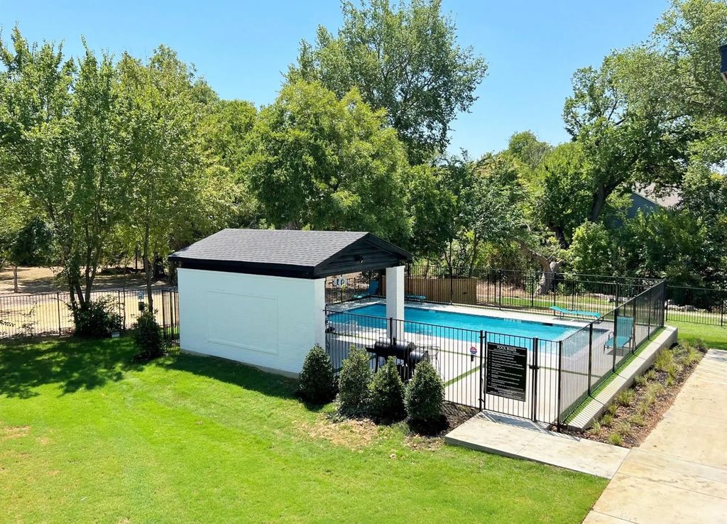 408 Dr Martin Luther King Jr Boulevard 107, Waxahachie