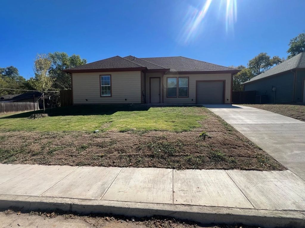 501 S 5th Street, Bonham