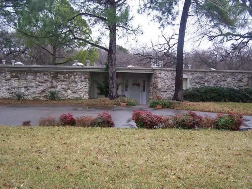 1404 Martha Drive, Bedford