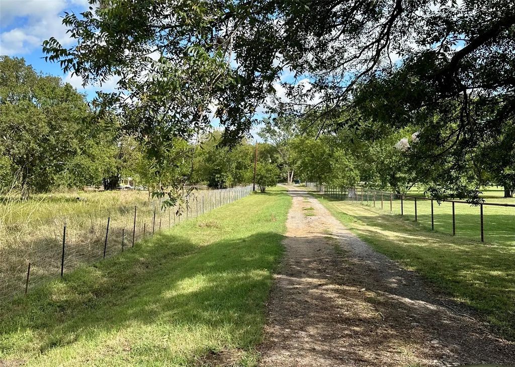 1662 County Road 5035, Leonard