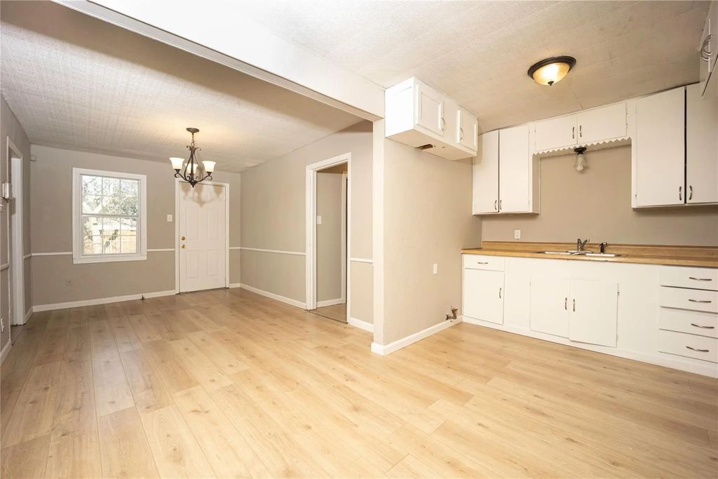 910 S Chatfield Street, Ennis