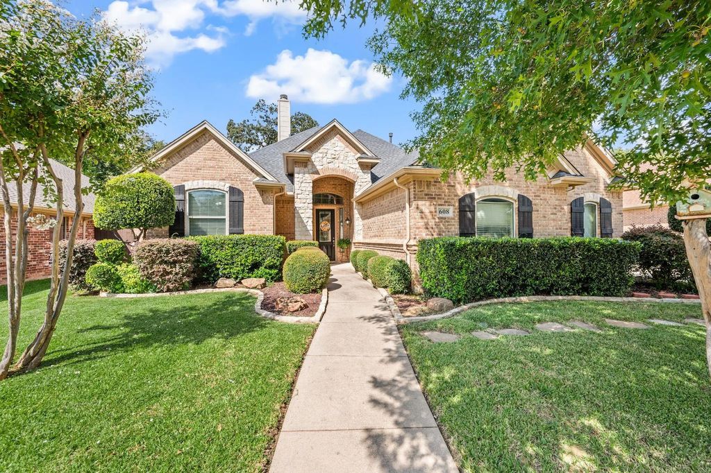 608 Lonesome Dove Trail, Hurst