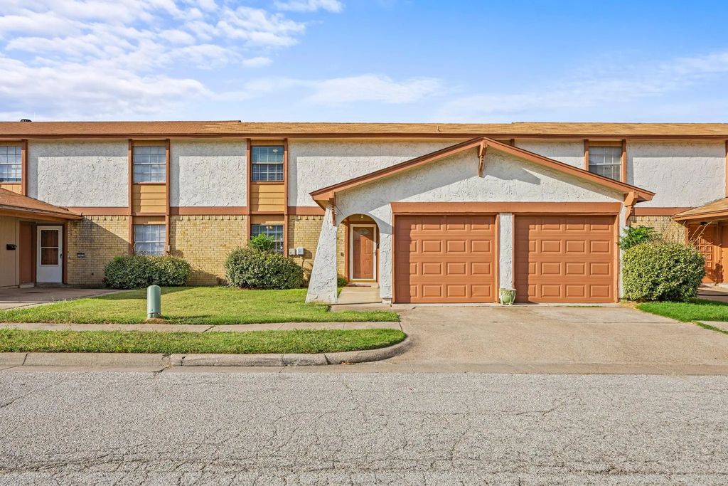 1019 Pleasant Valley Lane, Arlington