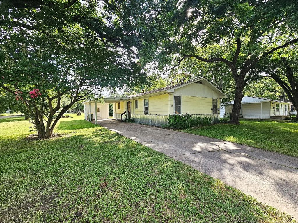 307 E State Street, Groesbeck
