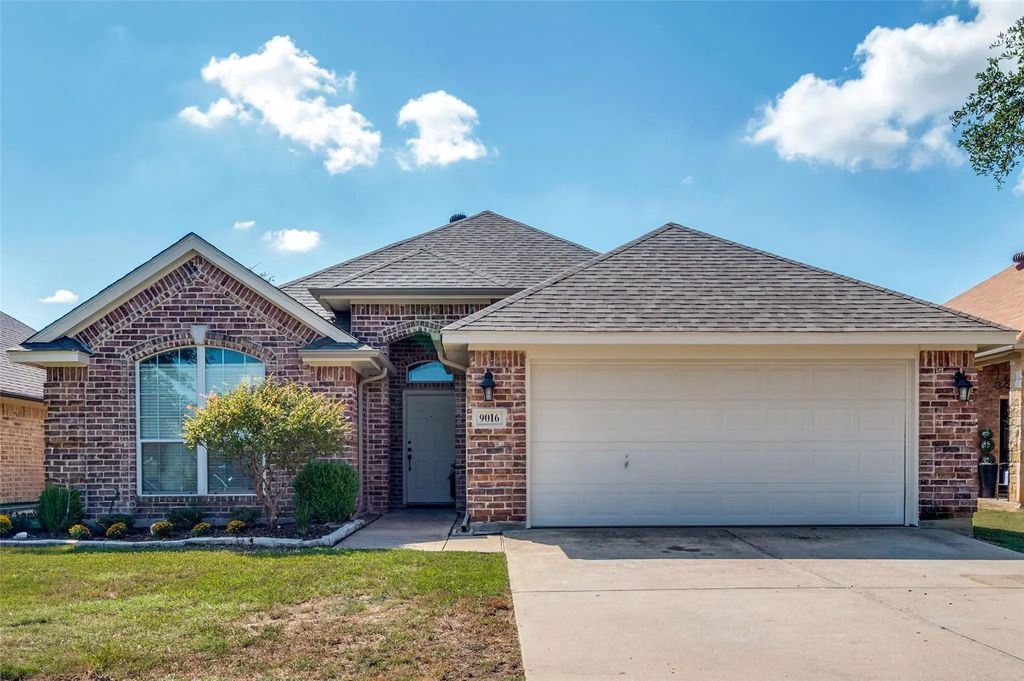 9016 Winding River Drive, Fort Worth