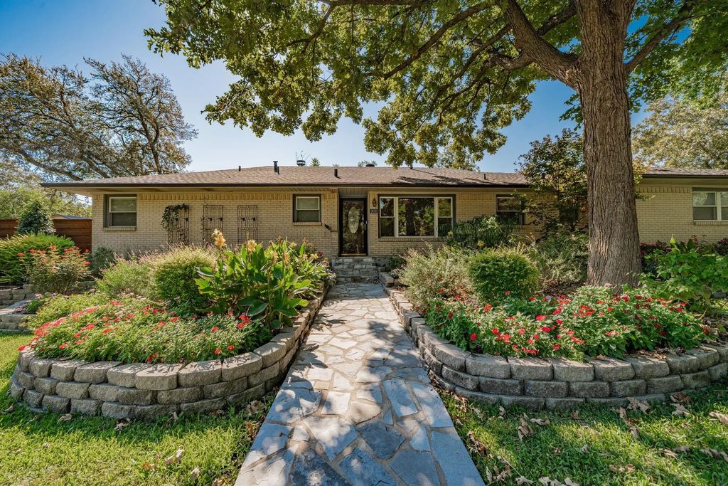 908 Saturn Springs Drive, Garland
