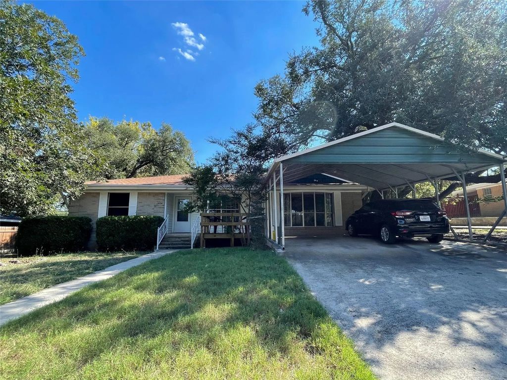 1304 W Avenue B, Lampasas