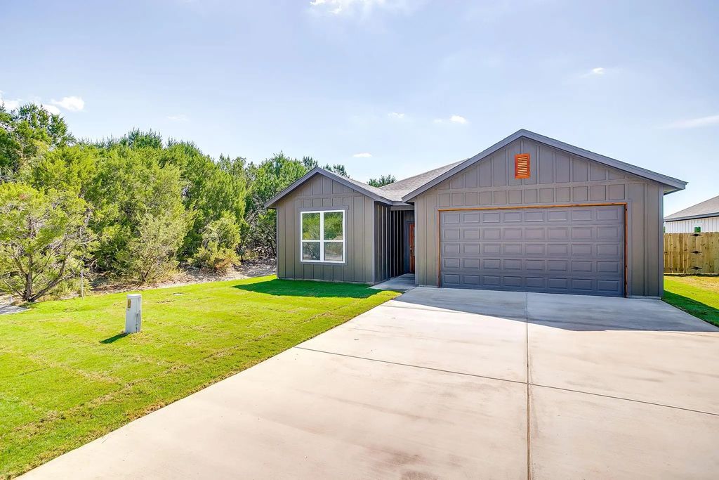 1305 Woodmere Trail, Granbury