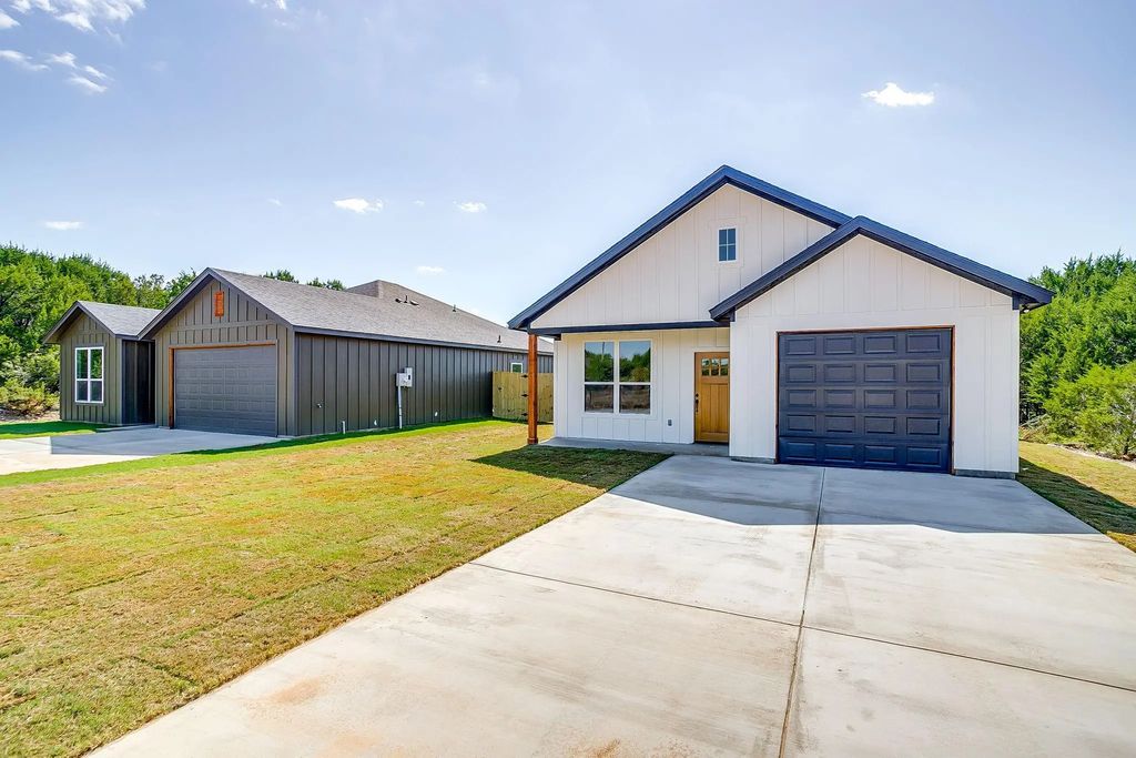 1307 Woodmere Trail, Granbury