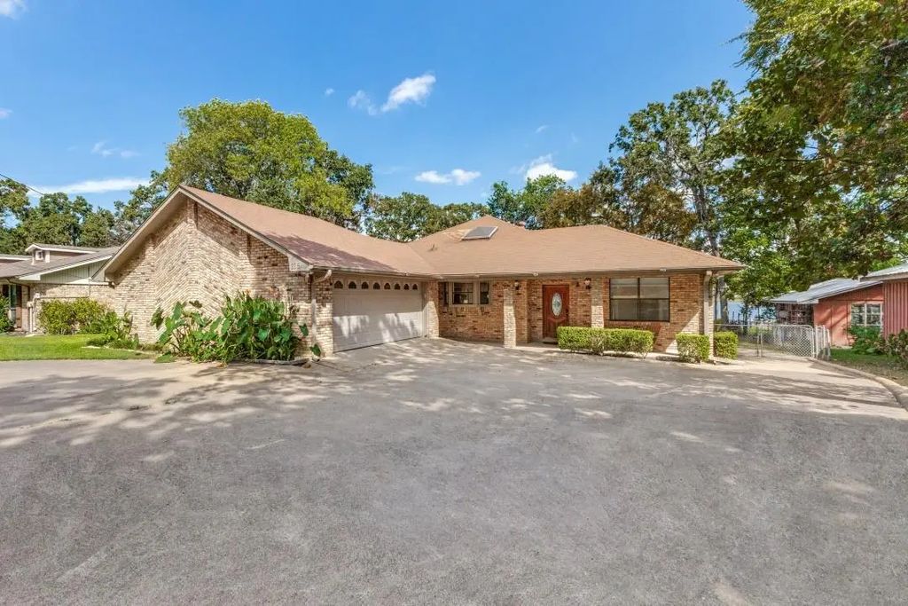 126 Camino Robles Street, Gun Barrel City