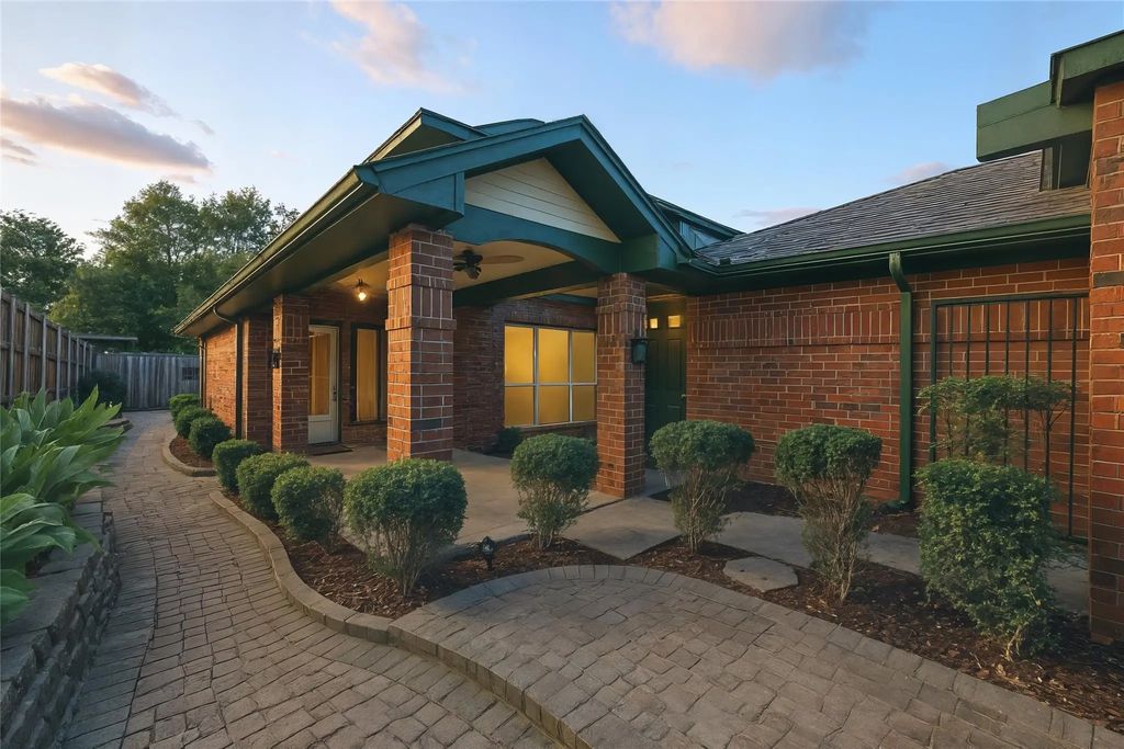 6614 Phoenix Place, Plano
