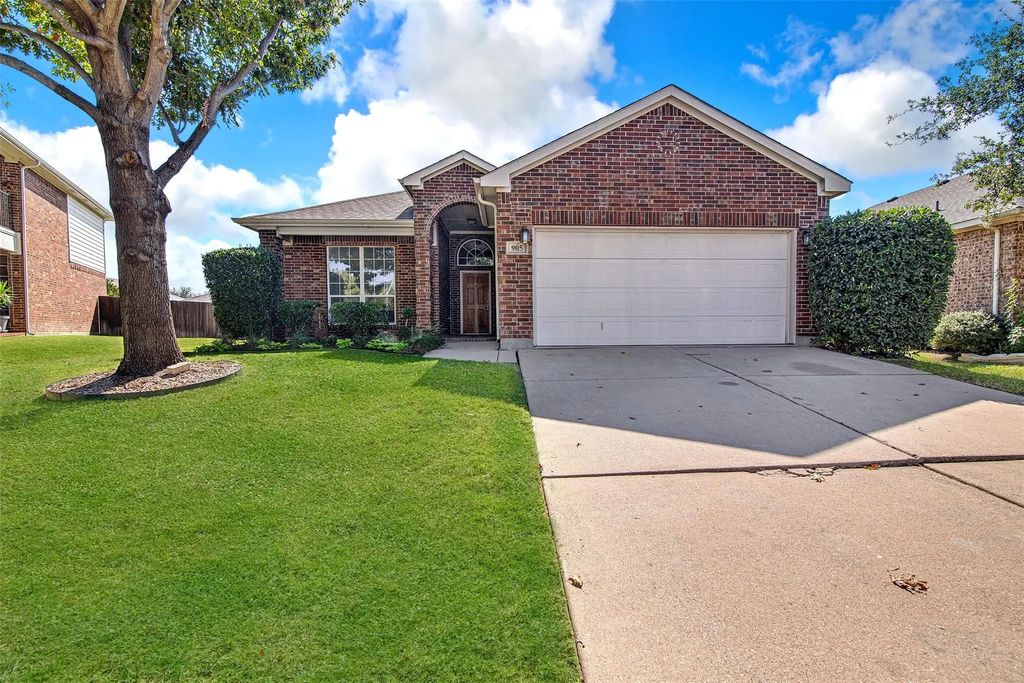 905 Hunter Lane, Burleson