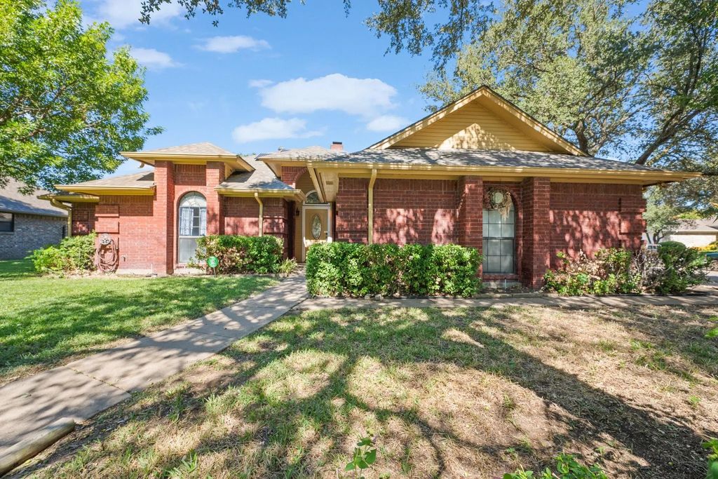 153 Sandlewood Lane, Burleson